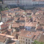 La vieille ville de Foix au pied du chateau. (Photo Jean-Claude Planes)