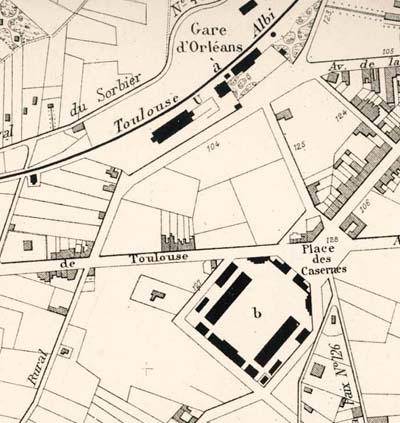 plan 1886 La caserne est construite. Son entrée est tournée vers la ville.