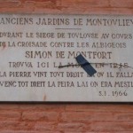 Toulouse - Plaque commémorative de la mort de Simon de Montfort (mur du théâtre Sorano). (Photo Jean-Pierre Cheval) 